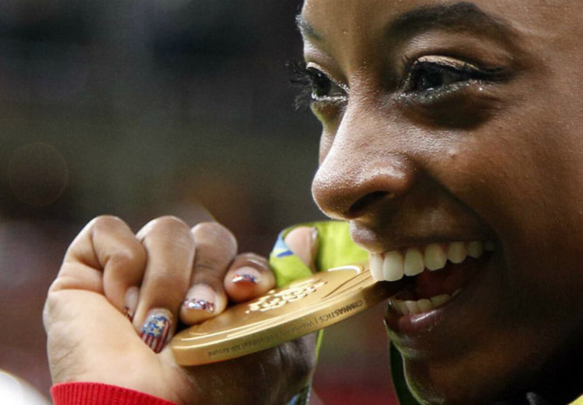 Simone Biles domina curso completo en la gimnasia