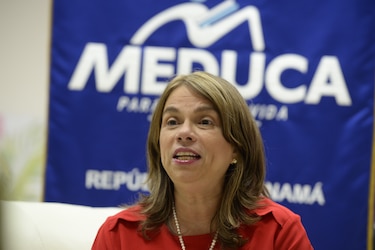 La exministra de Educación justifica la compra de televisores por casi $8 millones; los aparatos no han sido entregados aún