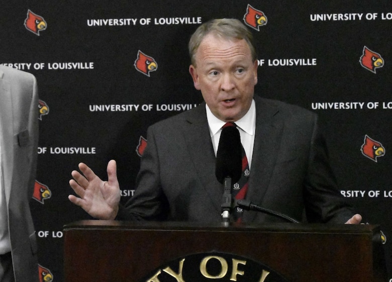 Universidad de Louisville suspende al entrenador de baloncesto Rick Pitino