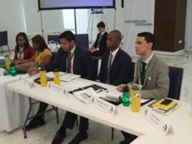 Jóvenes participan en el debate de ideas para acabar con la corrupción