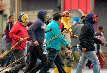 Miles de indígenas llegan a capital de Ecuador a protestar y destruyen tanqueta