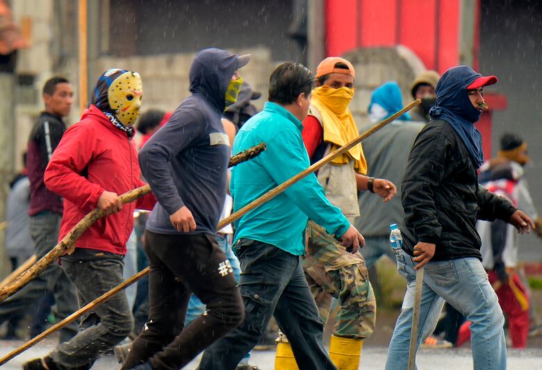 Miles de indígenas llegan a capital de Ecuador a protestar y destruyen tanqueta