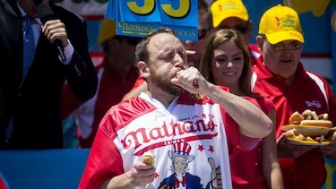 Hombre rompe récord al comer 70 hot dogs en concurso