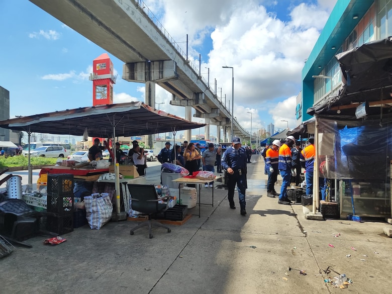 Desalojan a más de 30 buhoneros en predios de la estación del Metro de San Miguelito