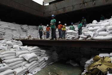 Trasladan azúcar que iba en barco norcoreano a bodega en Coclé