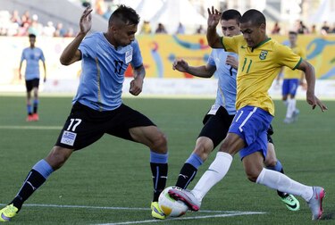 Uruguay fulmina a Brasil y va por el oro en el fútbol