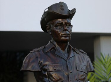 Maduro devela busto de Omar Torrijos en Caracas
