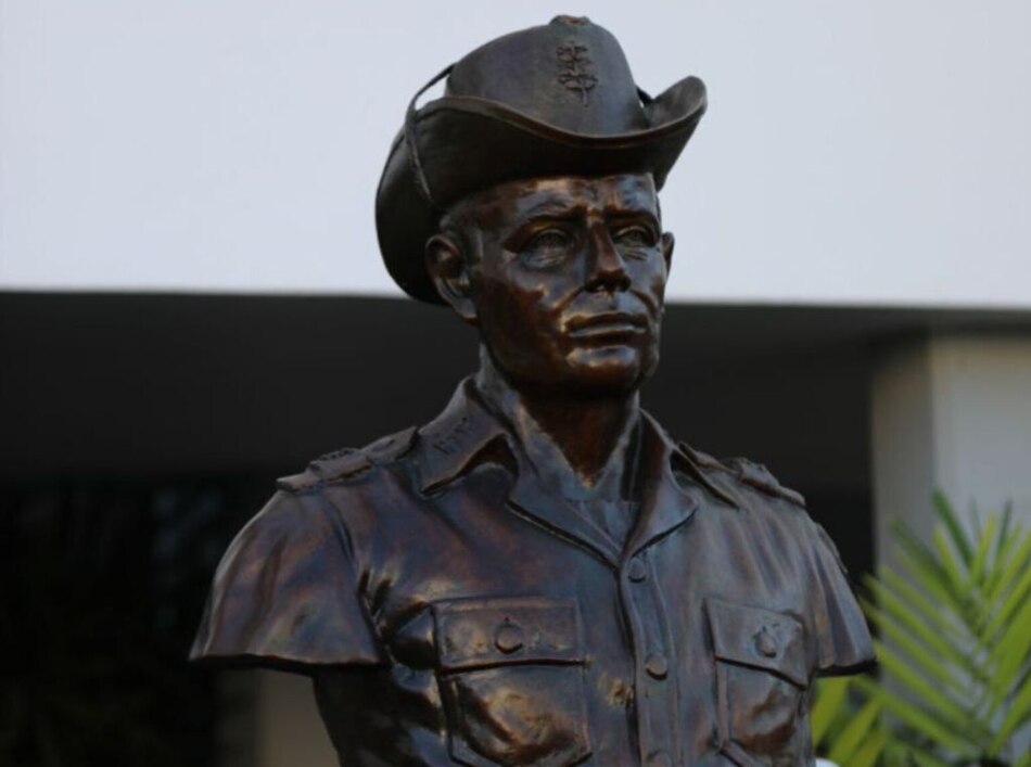 Maduro devela busto de Omar Torrijos en Caracas