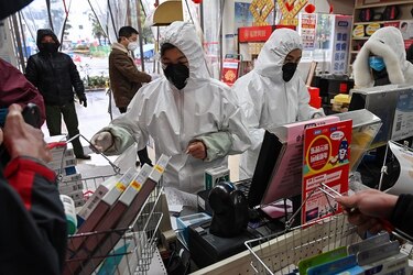 Ejército chino despliega personal médico en Wuhan para contener el coronavirus