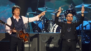 McCartney escolta a otro ex beatle, Ringo, en Salón del Rock