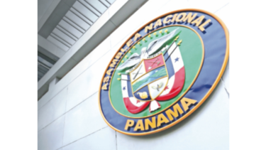 La Asamblea revive la licitación de las 12 camionetas