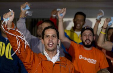 Dejan en libertad en Venezuela a dos estudiantes opositores que estuvieron presos un año