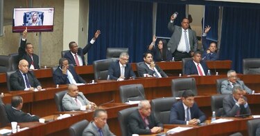 Puñaladas y reproches en el pleno legislativo