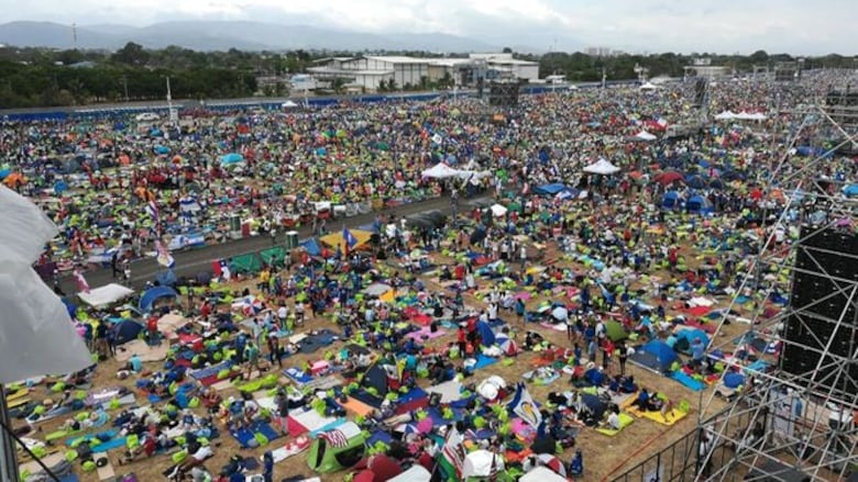 Papa a jóvenes: 'No basta estar todo el día conectado para sentirse amado'
