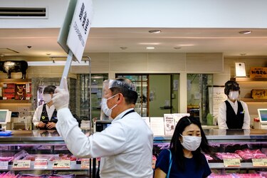 Japón levanta el estado de emergencia pero insta a la prudencia