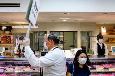 Japón levanta el estado de emergencia pero insta a la prudencia