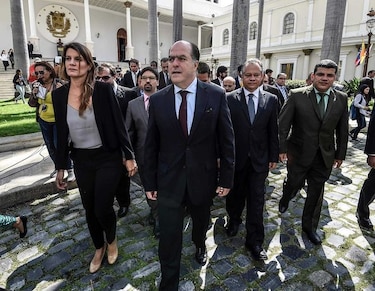 Evacuan Parlamento venezolano tras unas nueve horas de asedio de oficialistas