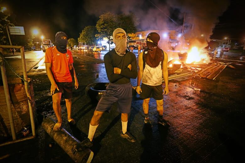 Residentes de Santiago mantienen vías cerradas; afirman que defienden sus derechos