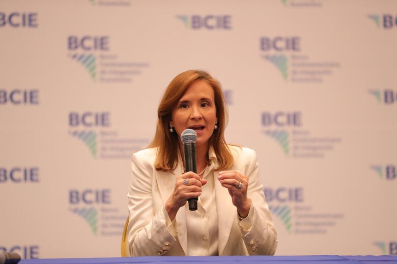 La costarricense Gisela Sánchez se convierte en la primera mujer presidenta del BCIE