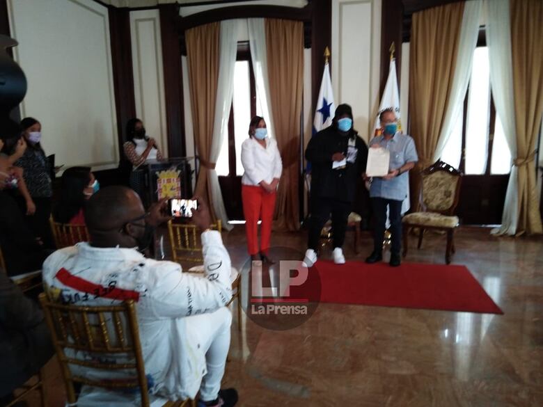 ‘Los sueños siempre póngalos en acción’, dice Sech al recibir las llaves de la ciudad de Panamá