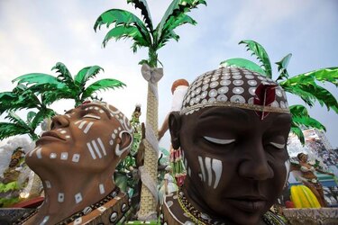 La samba marca el ritmo en Sao Paulo hasta la salida del Sol