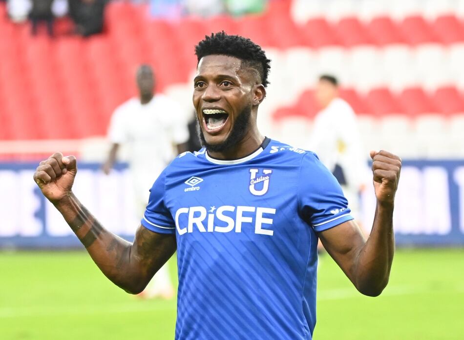 José Fajardo anota dos golazos que clasificaron a la Católica en la liga ecuatoriana