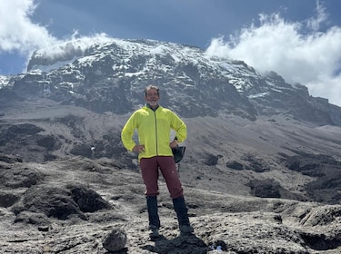 Cómo plantar la bandera panameña en la cima del Kilimanjaro a los 80 años
