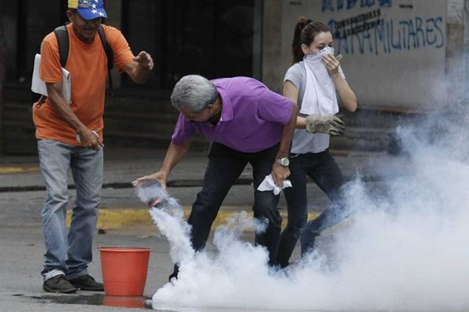 Oposición vuelve a marchar en Caracas entre los gases lacrimógenos