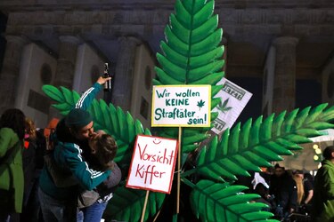 Cientos de personas celebran en Berlín la legalización del cannabis