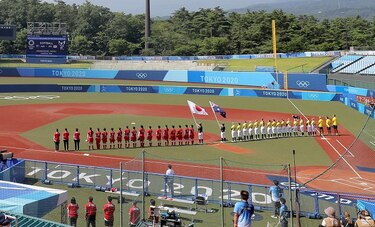 Japón abre los Juegos Olímpicos con triunfo 8-1 ante Australia en el sóftbol