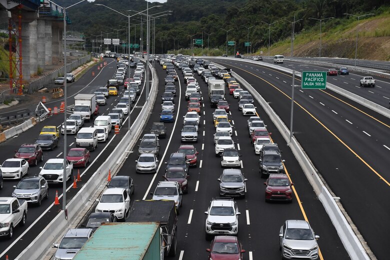La mala señalización y el efecto embudo de la carretera de ocho carriles en Panamá Oeste