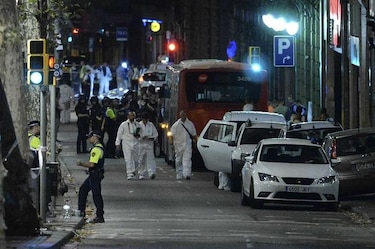 Hombre que conducía la camioneta del atentado de Barcelona sigue prófugo
