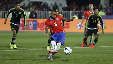 Un doblete del mexicano Vuoso silenció el estadio Nacional de Chile