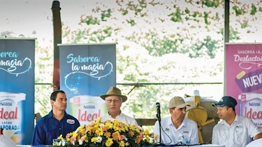 Nestlé entrega novillas a productores