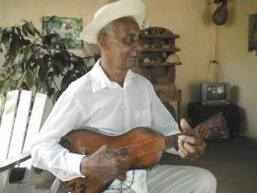 Un maestro de la mejorana