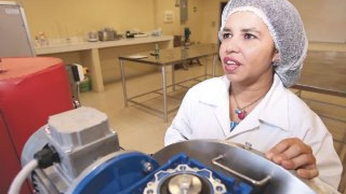 Indira Franco busca aprovechar el residuo de la cáscara de naranja para reemplazar la harina de algunos productos alimenticios.