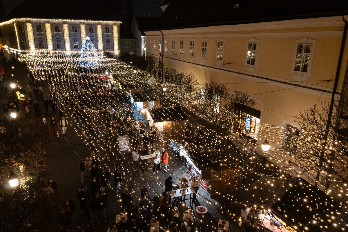 Luces navideñas que decoran el centro de Szekesfehervar, Hungría. EFE