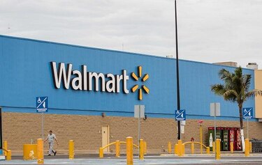 Wal-Mart se reorganiza para competir con Amazon en internet