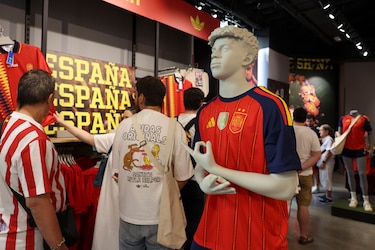 Largas colas para conseguir la nueva camiseta de España con la segunda estrella
