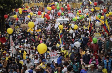 Miles de personas protestan contra reforma tributaria en Colombia pese a restricciones anticovid
