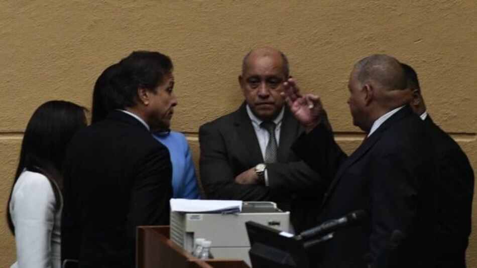 Negociaciones en la Asamblea: una tarde de gritos y reclamos