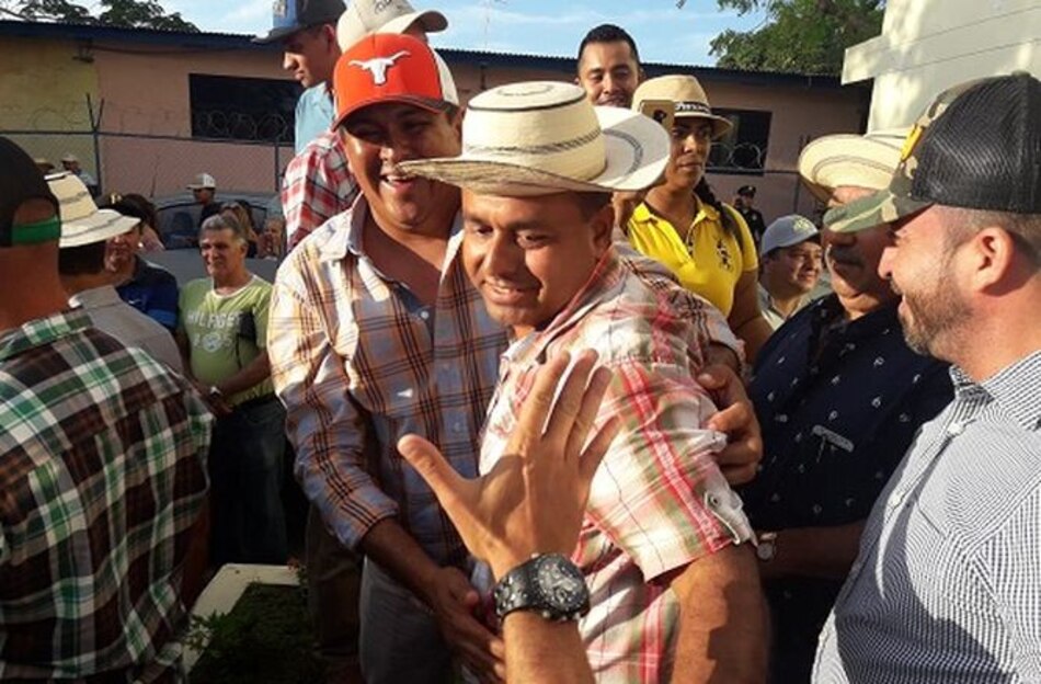 Imputan cargos a seis productores, pero declaran ilegal su aprehensión