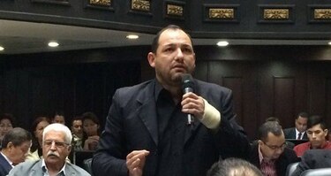 Venezuela: suspenden derecho de palabra a diputado chavista por agredir a colega opositor