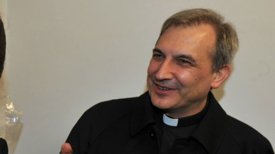 Sacerdote detenido en Vaticano 'está bien' y recibe 'buen trato'