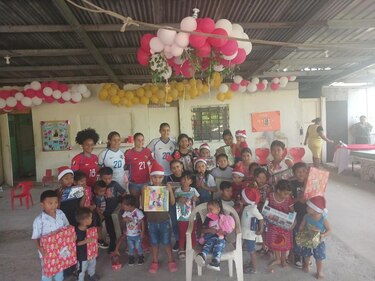Jugadoras de la selección llenan de alegría a los niños de Las Garzas
