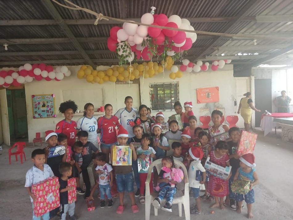 Jugadoras de la selección llenan de alegría a los niños de Las Garzas