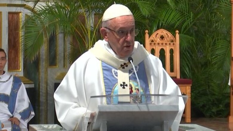 El papa le dice a los sacerdotes y religiosos que entiende su 'cansancio'