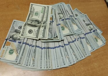 Retienen a dos colombianos con dinero sin declarar; cada uno llevaba más de $10 mil