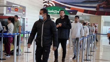 Un avión con 128 venezolanos repatriados llega a Venezuela desde Estados Unidos