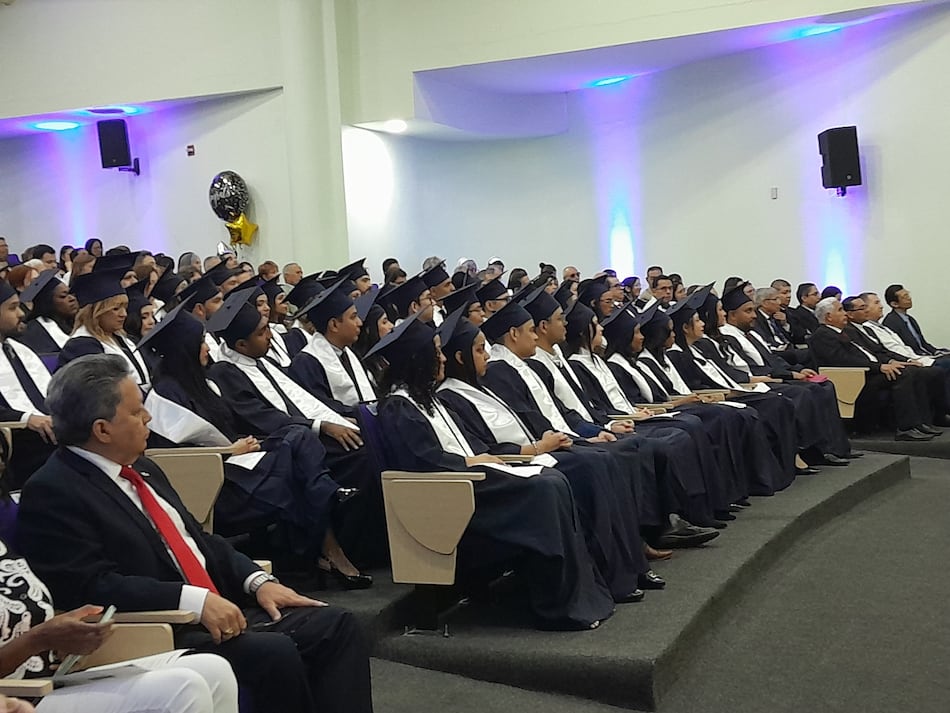 Hospital Santo Tomás gradúa a 39 nuevos médicos especialistas y subespecialistas